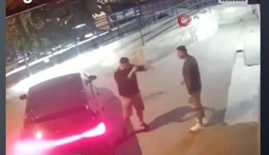 Σμύρνη: H στιγμή που νεαρός πνίγει και σκοτώνει με λαβή 27χρονο στη μέση του δρόμου! (σκληρά πλάνα)