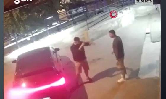 Σμύρνη: H στιγμή που νεαρός πνίγει και σκοτώνει με λαβή 27χρονο στη μέση του δρόμου! (σκληρά πλάνα)