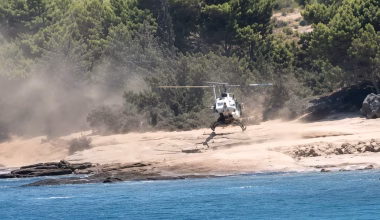 Μετά το Σαρακήνικο ελικόπτερο προσγειώθηκε σε παραλία με λουόμενους στις Σπέτσες! (φωτο)