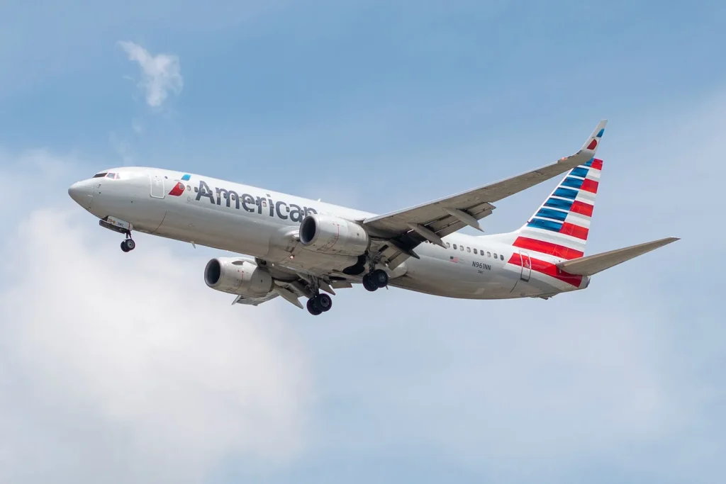 Αναστάτωση σε πτήση της American Airlines: Λάπτοπ επιβάτη «τυλίχθηκε» στις φλόγες
