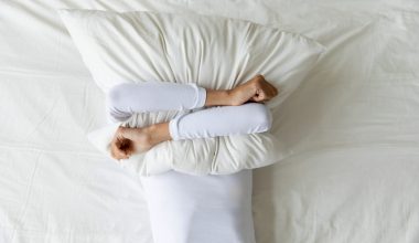 Αϋπνία: 4+1 τροφές για να βελτιώσετε τον ύπνο σας σύμφωνα με διατροφολόγο