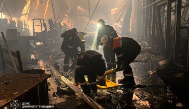 Οι Ουκρανοί δείχνουν το αποτέλεσμα των ρωσικών επιθέσεων στο μεγαλύτερο εμπορικό κέντρο του Κριβόι Ριχ (βίντεο)