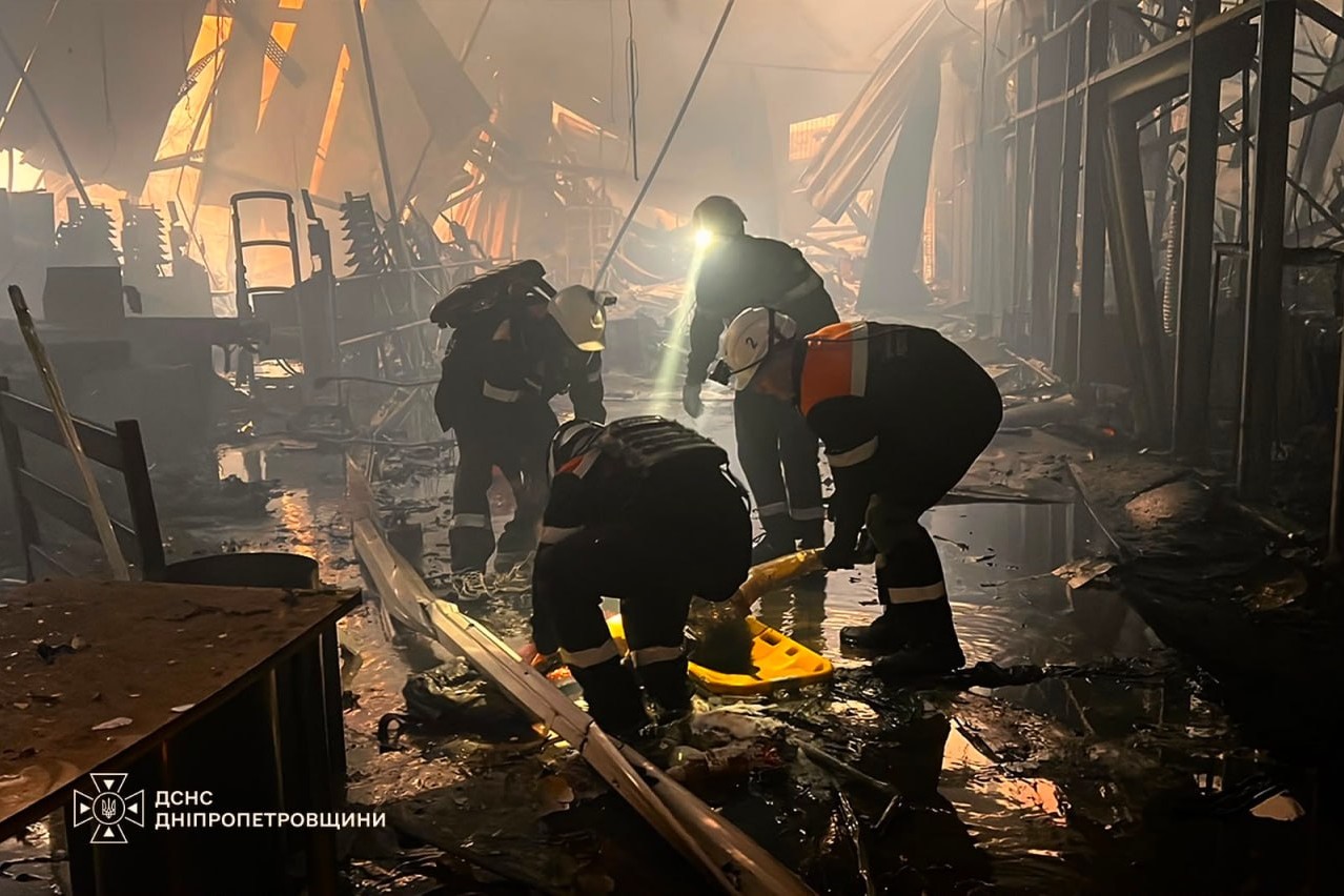 Οι Ουκρανοί δείχνουν το αποτέλεσμα των ρωσικών επιθέσεων στο μεγαλύτερο εμπορικό κέντρο του Κριβόι Ριχ (βίντεο)