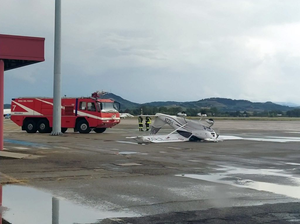 Θυελλώδεις άνεμοι παρέσυραν αεροσκάφη στο αεροδρόμιο του Φορλί στην Ιταλία (βίντεο)