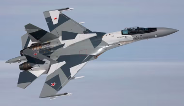 Ρωσικό Su-35 εξαφάνισε μέρα μεσημέρι κτίριο με Ουκρανούς στρατιώτες στη Χερσώνα – Δείτε το βίντεο