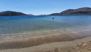 Αναστάτωση σε παραλία της Εύβοιας: Λουόμενοι βρήκαν άνδρα χωρίς τις αισθήσεις του