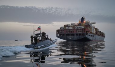 Το Ιράν προειδοποιεί με αντίποινα όποια χώρα σταθεί το πλευρό των ΗΠΑ στις οικονομικές κυρώσεις