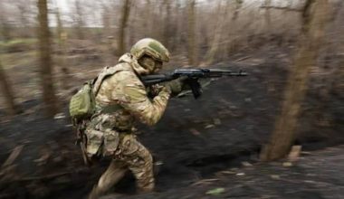 Ρώσος στρατιώτης «κατέρριψε» ουκρανικό FPV drone πετώντας το όπλο του (βίντεο)