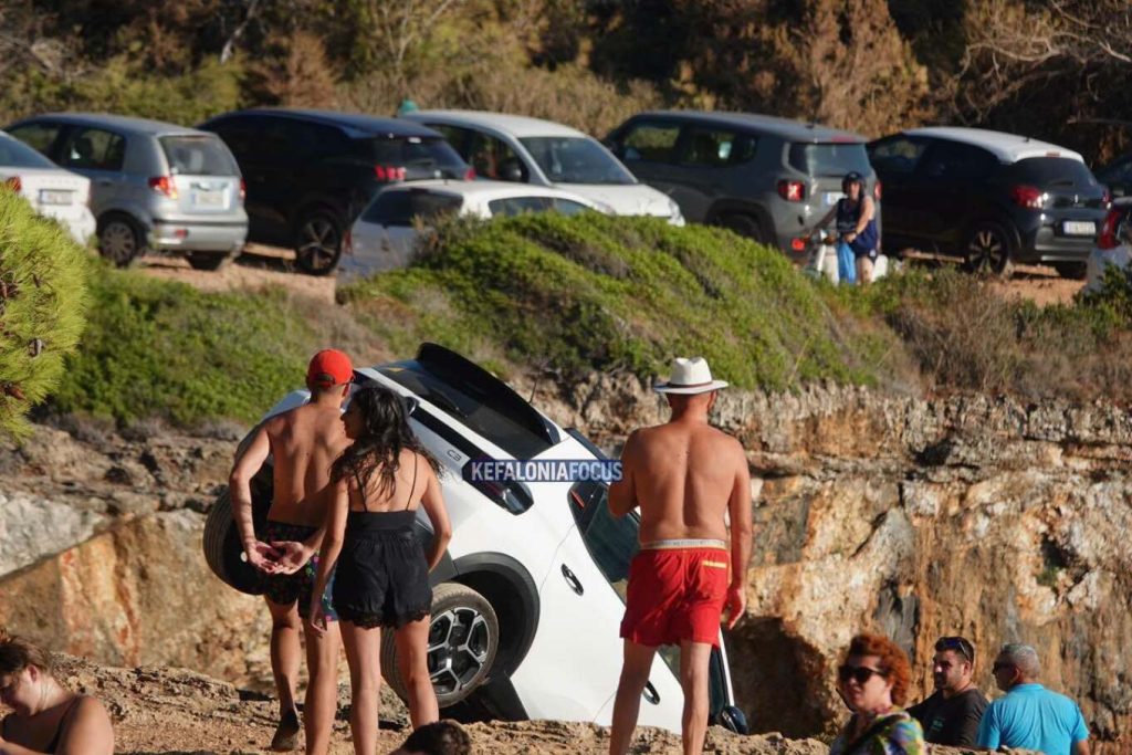 Από «θαύμα» σώθηκαν Ιταλοί τουρίστες στην Κεφαλονιά όταν το αυτοκίνητο βρέθηκε «κρεμασμένο» πάνω σε βράχια (βίντεο)