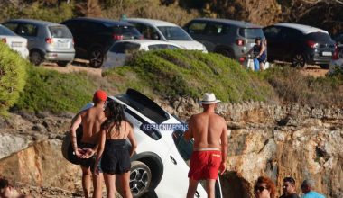 Από «θαύμα» σώθηκαν Ιταλοί τουρίστες στην Κεφαλονιά όταν το αυτοκίνητο βρέθηκε «κρεμασμένο» πάνω σε βράχια (βίντεο)