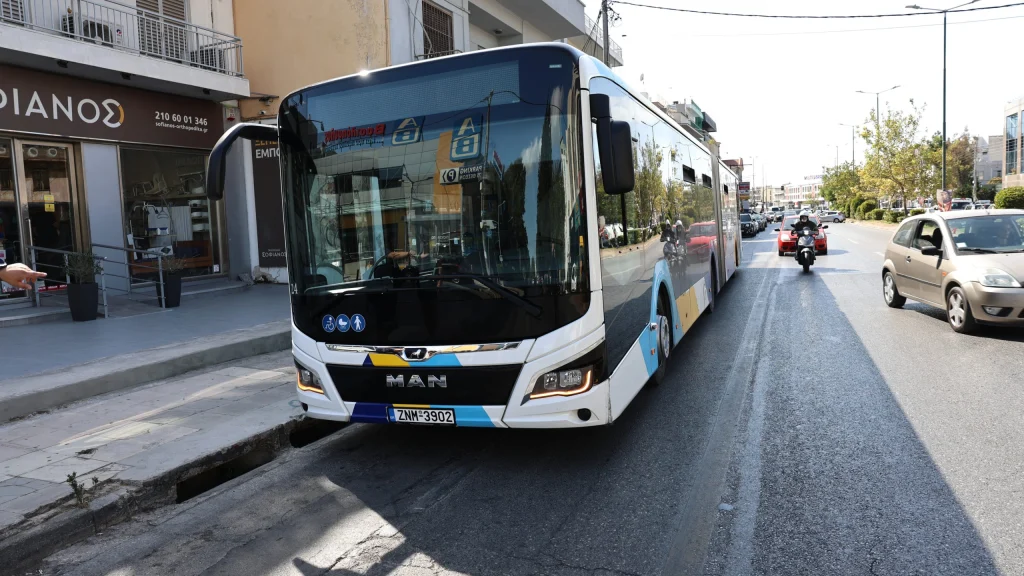 Μαινόμενος οδηγός λεωφορείου απείλησε ηλικιωμένο: «Γέρο θα σε γ@…σω – Θα σε σακατέψω» (βίντεο)