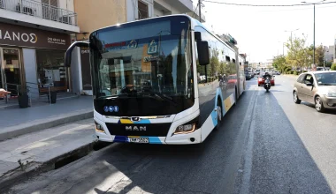 Μαινόμενος οδηγός λεωφορείου απείλησε ηλικιωμένο στο Μαρκόπουλο: «Γέρο θα σε γ@…σω – Θα σε σακατέψω» (βίντεο)