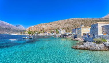 Το χωριό της Πελοποννήσου που έχει γίνει δημοφιλής προορισμός για τους τουρίστες – Δείτε φωτογραφίες