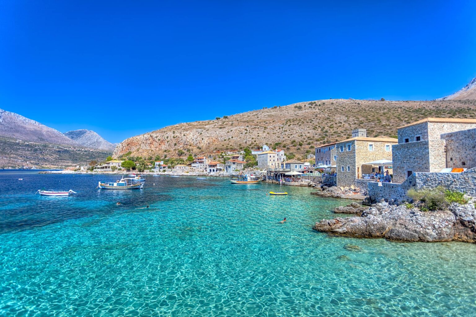 Το χωριό της Πελοποννήσου που έχει γίνει δημοφιλής προορισμός για τους τουρίστες – Δείτε φωτογραφίες