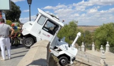 Tουριστικό τρενάκι χωρίς οδηγό παρέσυρε Ιταλό τουρίστα στο ιστορικό κέντρο του Τολέδο (βίντεο)