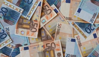 Οι Ευρωπαίοι πολίτες δεν εγκαταλείπουν τα μετρητά – Αυξήθηκαν τα ποσά με τα οποία πραγματοποιούν πληρωμές