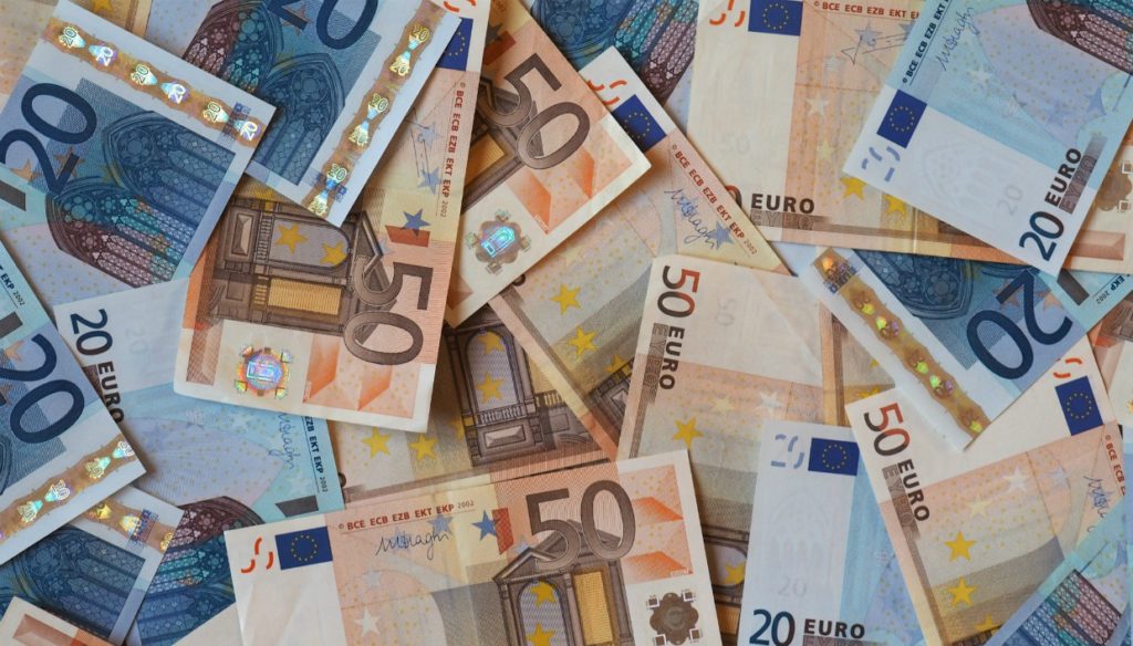 Οι Ευρωπαίοι πολίτες δεν εγκαταλείπουν τα μετρητά – Αυξήθηκαν τα ποσά με τα οποία πραγματοποιούν πληρωμές
