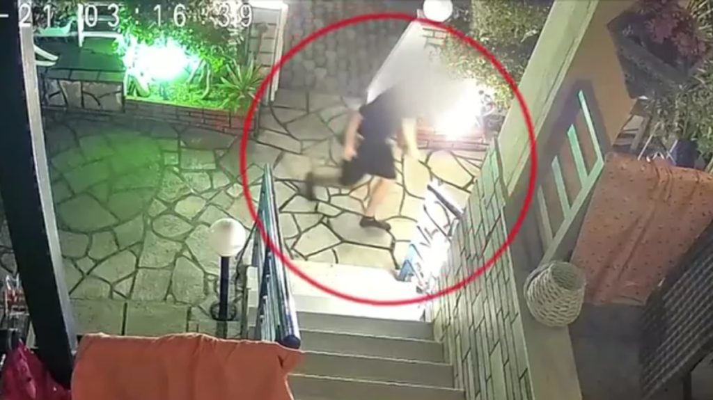 Κλέφτης στη Χαλκιδική μπήκε σε σπίτι για να αρπάξει μαγιό από την… απλώστρα της ιδιοκτήτριας – Δείτε βίντεο