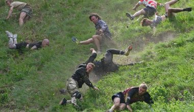 Cheese Rolling: Ο αγώνας όπου οι συμμετέχοντες κυνηγούν ένα κεφάλι τυριού κατεβαίνοντας έναν λόφο