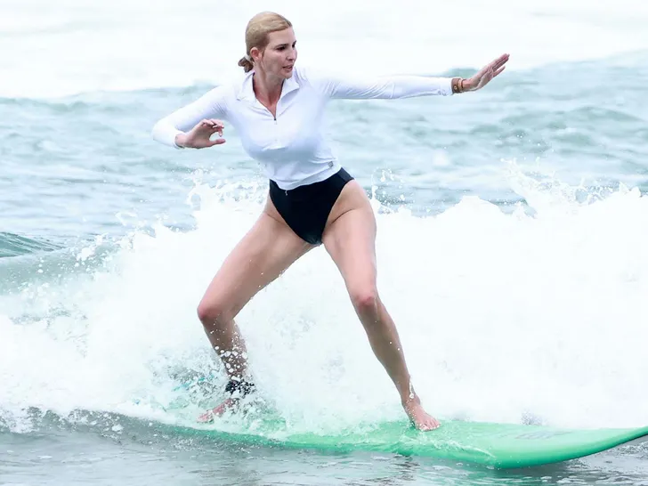 Ιβάνκα Τραμπ: Σέρφινγκ στην Κόστα Ρίκα και «hanging ten» στα κύματα (φώτο)