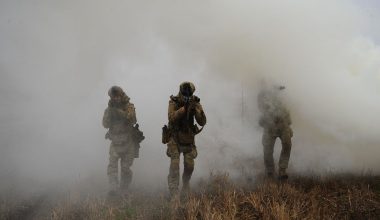 Μαζική ουκρανική επίθεση με drones σε τέσσερα ρωσικά κέντρα logistics (βίντεο)