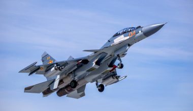 Ρωσικό Su-30SM «κατάπιε» με υπερβόμβα 3.000 κιλών άνδρες της 3ης Ταξιαρχίας Αζόφ στο Χάρκοβο – Δείτε βίντεο