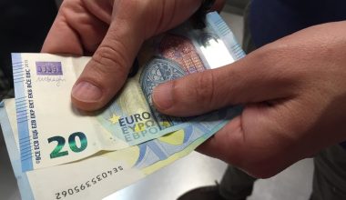 Στο «στόχαστρο» της εφορίας χαρτζιλίκια & οικογενειακές συναλλαγές: Οι πολίτες φοβούνται να χρησιμοποιήσουν τα λεφτά τους