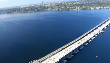 Γέφυρα 2,35 χιλιομέτρων που επιπλέει στη λίμνη – 77 τεράστιοι πλωτήρες αντικαθιστούν τις κολόνες (βίντεο)