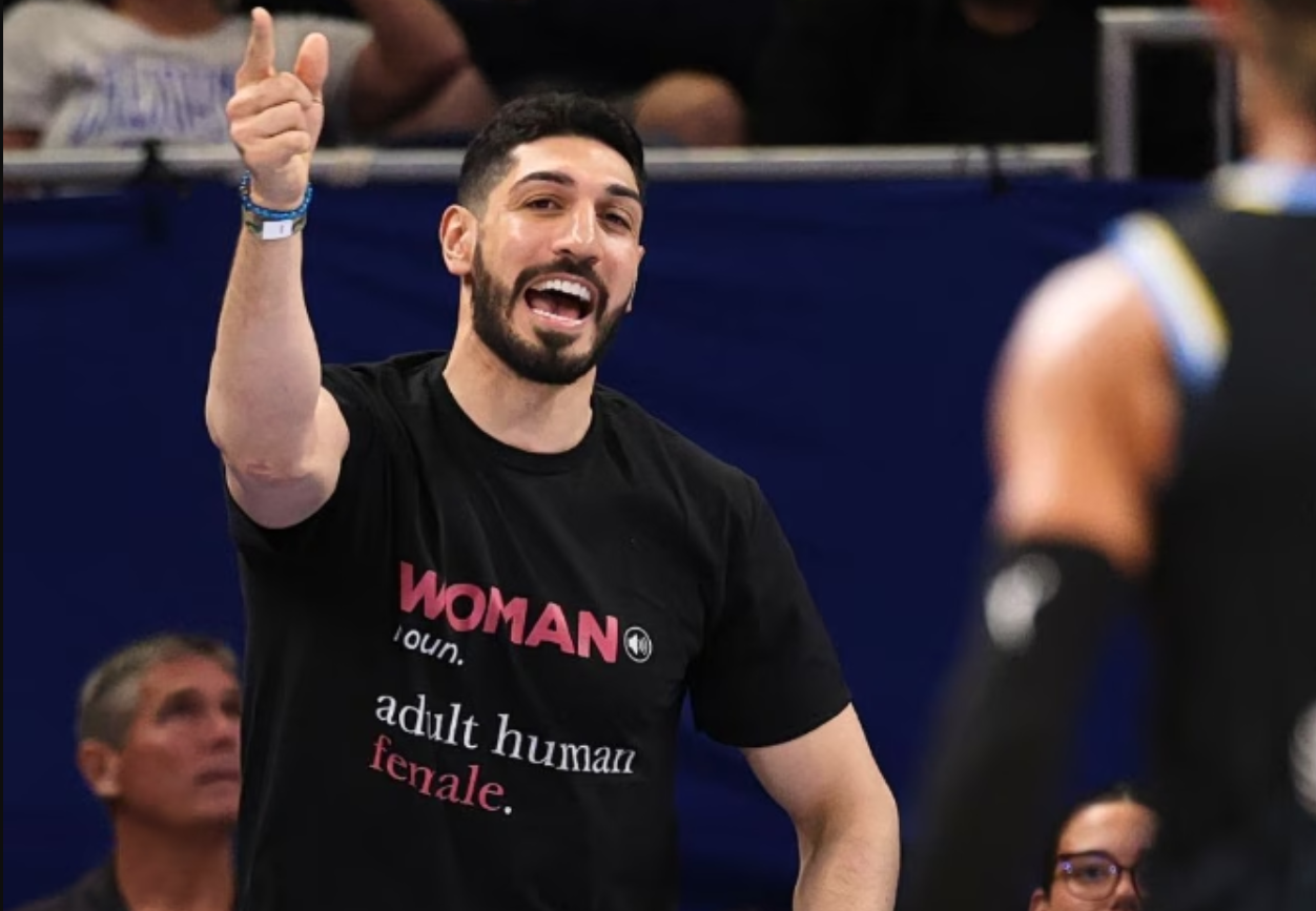 Η woke Νατάσα Κλάουντ προσπάθησε να επιτεθεί στον Ενές Καντέρ για το μήνυμα της μπλούζας του – Δείτε βίντεο