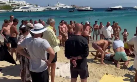Μύκονος: Τουρίστας πνίγηκε στην Ψαρρού – Δεν κατάφεραν να τον επαναφέρουν