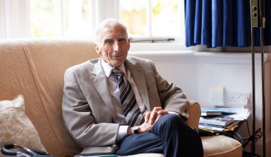 Μάρτιν Ρις: Η εφιαλτική εκτίμηση του Βρετανού αστροφυσικού για το πρόωρο τέλος της ανθρωπότητας