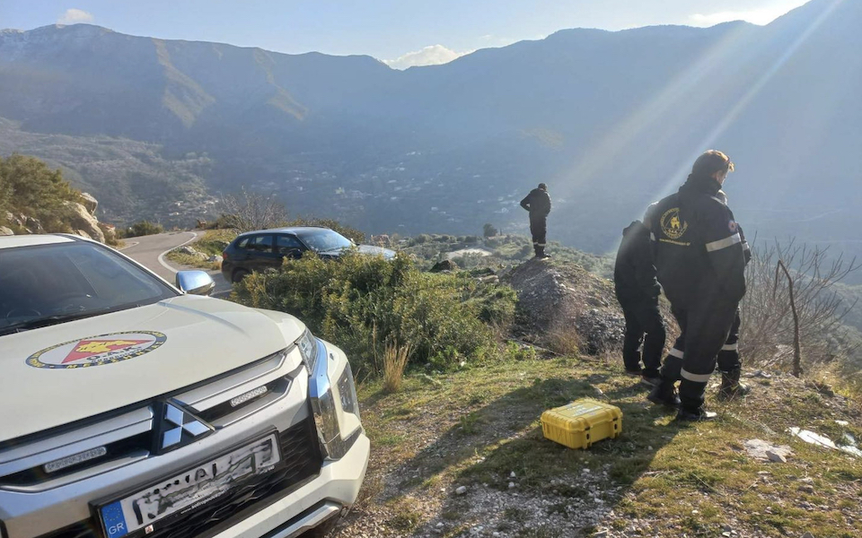 Θάνατος 46χρονης οδηγού από πτώση οχήματος σε χαράδρα στην Αιγιάλεια