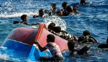 Σε κατάσταση σοκ άνδρες της τυνησιακής Εθνικής Φρουράς μετά την εύρεση 12 πτωμάτων μεταναστών ανοικτά της Ζαρζίς