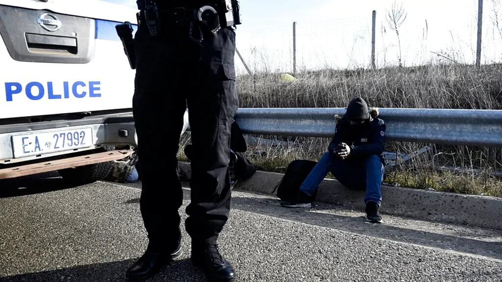 Χειροπέδες σε 24χρονο διακινητή παράνομων αλλοδαπών που προσπάθησε να γλυτώσει από καταδίωξη στην Εγνατία Οδό