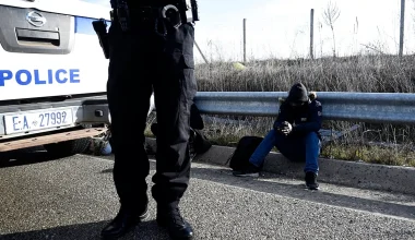 Χειροπέδες σε 24χρονο διακινητή παράνομων αλλοδαπών που προσπάθησε να γλυτώσει από καταδίωξη στην Εγνατία Οδό