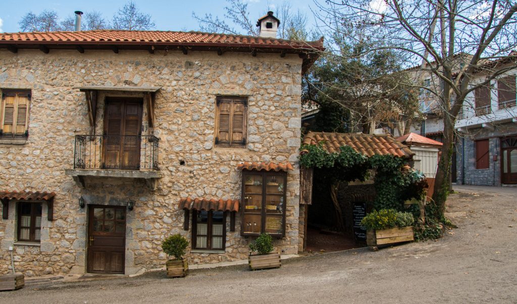 Τα ελληνικά χωριά όπου τα σπίτια έχουν δύο πόρτες για έναν λόγο που σήμερα έχουμε ξεχάσει