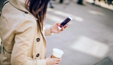 Η Ιταλία βάζει τέλος στη χρήση κινητού από τους πεζούς: Πρόστιμα από 75 ευρώ!