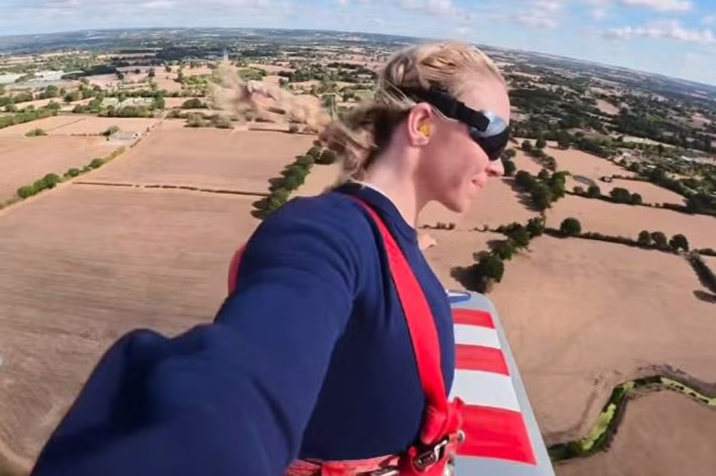 Ατρόμητη η Σίντνεϊ Σουίνι: Έκανε wing walking πάνω σε αεροπλάνο εν ώρα πτήσης – «Τομ Κρουζ πρόσεχε» (βίντεο)