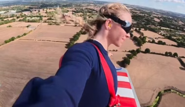 Ατρόμητη η Σίντνεϊ Σουίνι: Έκανε wing walking πάνω σε αεροπλάνο εν ώρα πτήσης – «Τομ Κρουζ πρόσεχε» (βίντεο)