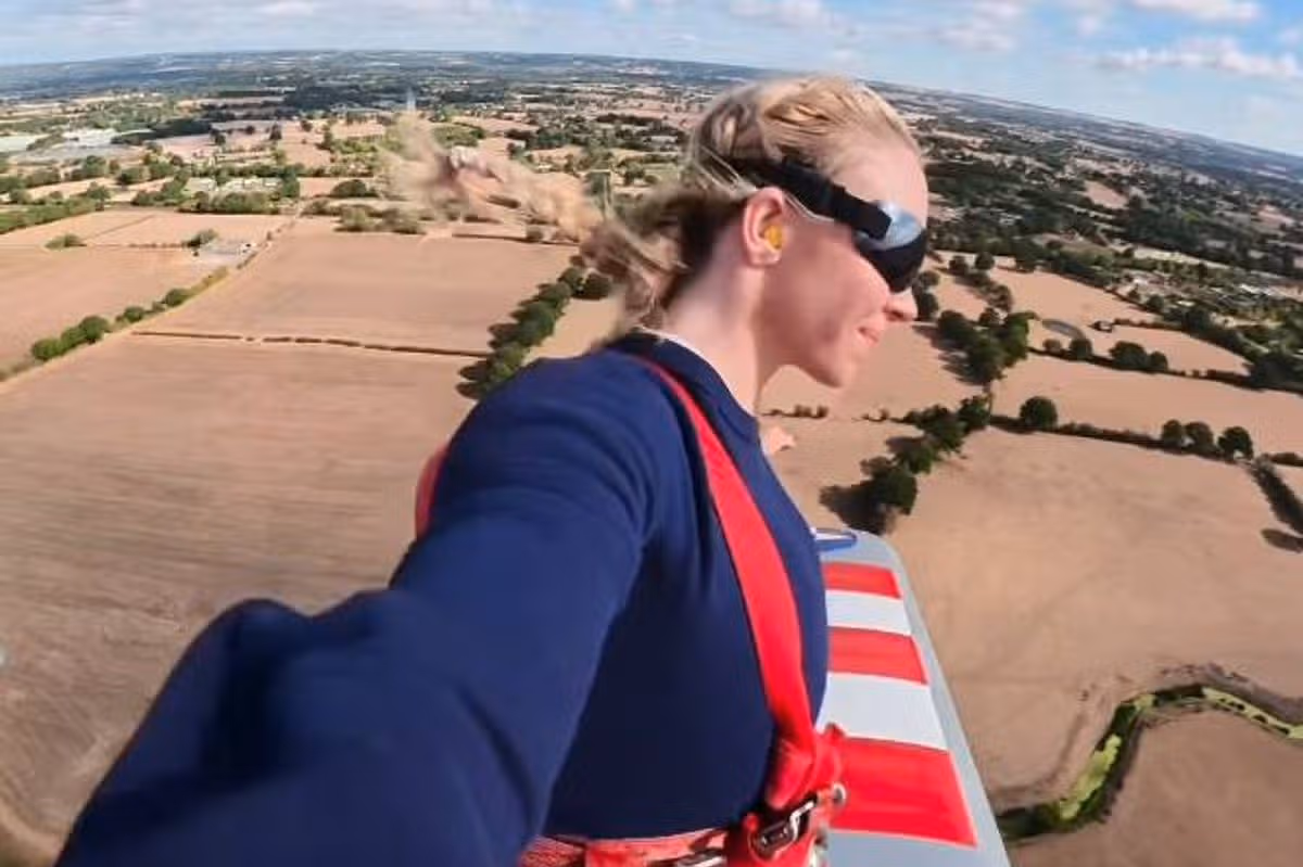 Ατρόμητη η Σίντνεϊ Σουίνι: Έκανε wing walking πάνω σε αεροπλάνο εν ώρα πτήσης – «Τομ Κρουζ πρόσεχε» (βίντεο)