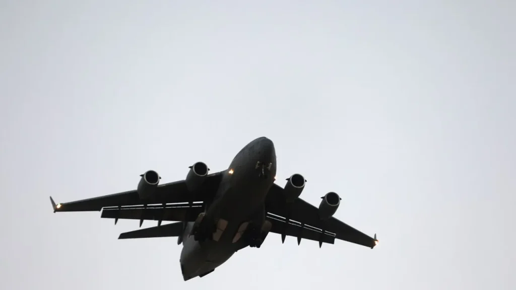 Αναχώρησε από τη Μόσχα το αμερικανικό Boeing C-17 Globemaster III που μετέφερε τον επικεφαλής της CIA