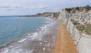 Κεφαλονιά: Η παραλία με την κόκκινη άμμο που μοιάζει βγαλμένη από άλλον πλανήτη