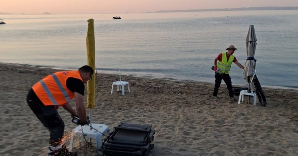Χαλκιδική: Μπουλντόζα ξηλώνει «μόνιμες» ξαπλώστρες με λουκέτα από παραλία (βίντεο)