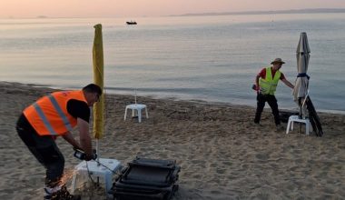 Χαλκιδική: Μπουλντόζα ξηλώνει «μόνιμες» ξαπλώστρες με λουκέτα από παραλία (βίντεο)