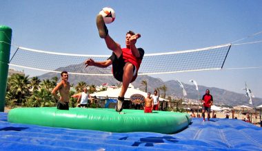 Bossaball: Το εντυπωσιακό άθλημα που συνδυάζει τραμπολίνο, βόλεϊ και ποδόσφαιρο