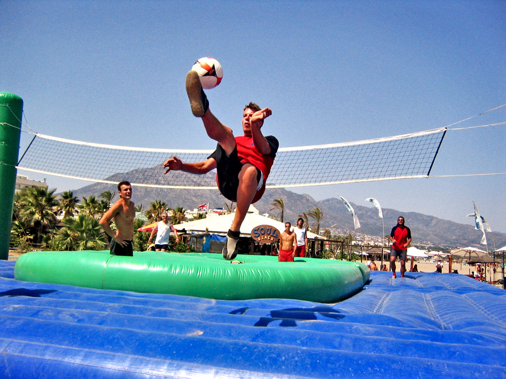Bossaball: Το εντυπωσιακό άθλημα που συνδυάζει τραμπολίνο, βόλεϊ και ποδόσφαιρο