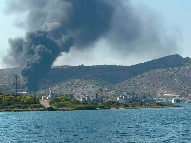 Φωτιά κοντά στον Ναύσταθμο Σαλαμίνας – Αναφορές  για εκρήξεις από παλιά υλικά