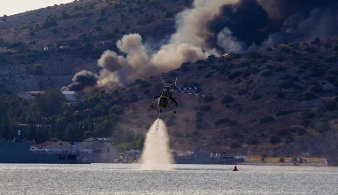 Το ΓΕΝ λέει ότι δεν απειλήθηκε ο ναύσταθμος από τη φωτιά στην Σαλαμίνα ούτε και τα… πλοία
