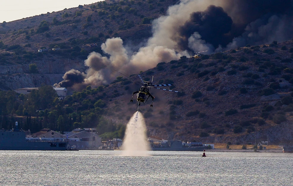 Το ΓΕΝ λέει ότι δεν απειλήθηκε ο ναύσταθμος από τη φωτιά στην Σαλαμίνα ούτε και τα… πλοία