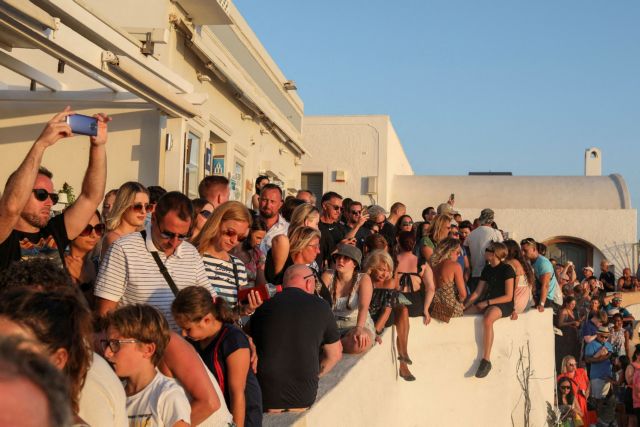 Υπερτουρισμός και τοπικές κοινωνίες: Έσοδα για λίγους και καθημερινότητα αβίωτη για τους κατοίκους